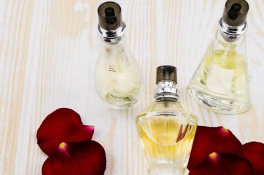 Ahşap arka planda parfüm şişeleri