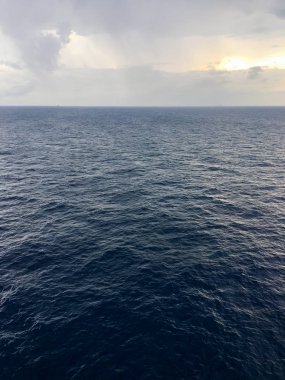 günbatımı gökyüzü ve deniz