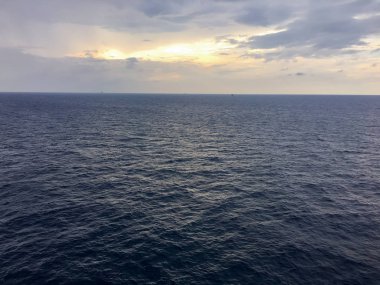 günbatımı gökyüzü ve deniz