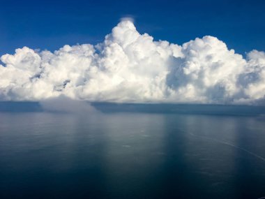bulutlu gökyüzü ve deniz