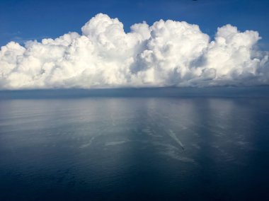 bulutlu gökyüzü ve deniz