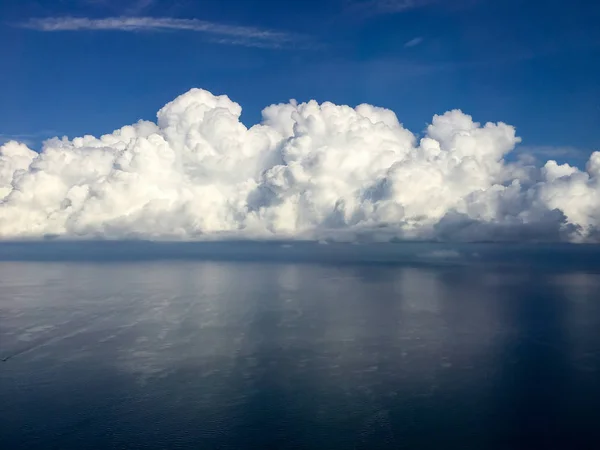 Céu nublado e mar — Fotografia de Stock