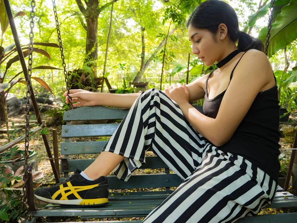 Asyalı kadın bahçede