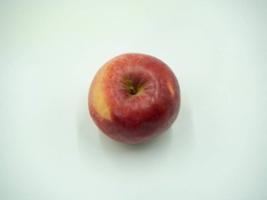 Beyaz arkaplanda kırmızı elma