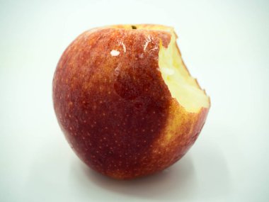 Beyaz arkaplanda kırmızı elma