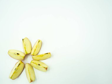 Beyaz arkaplanda kırmızı elma