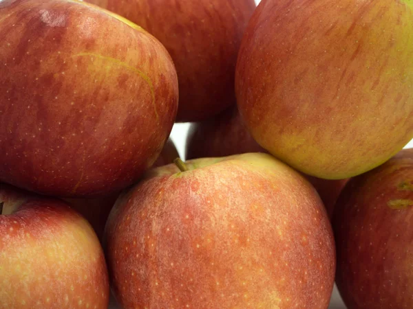 Beyaz arkaplanda kırmızı elma