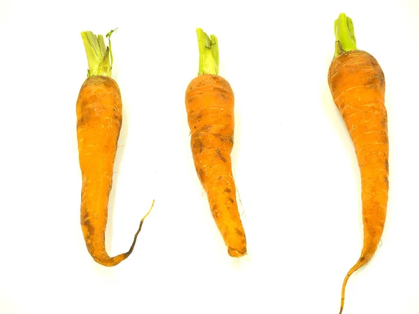 Baby wortel op geïsoleerde witte achtergrond — Stockfoto