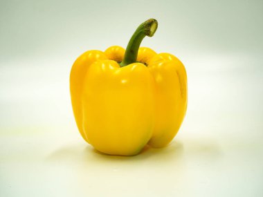 Beyaz arkaplanda kırmızı biber