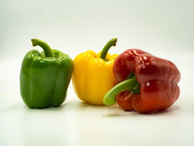 Beyaz arkaplanda kırmızı biber