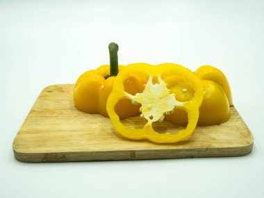 Beyaz arkaplanda kırmızı biber