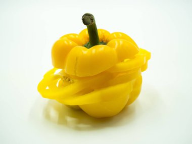 Beyaz arkaplanda kırmızı biber