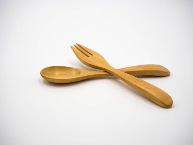 Tahta kaşık ve çatal beyaz arkaplanda