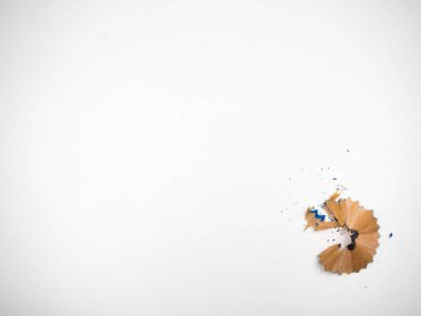 Beyaz zemin üzerine kalem traş