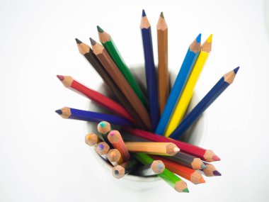 Beyaz arkaplanda renkli kalem