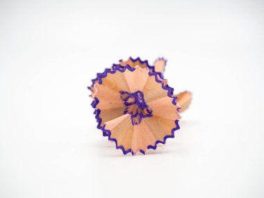 Beyaz arka plan üzerinde renkli kalem tıraşları