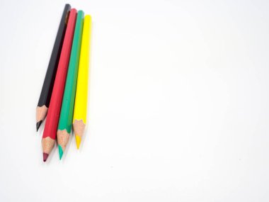 Beyaz arkaplanda renkli kalem