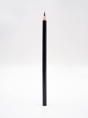 Beyaz arkaplanda renkli kalem