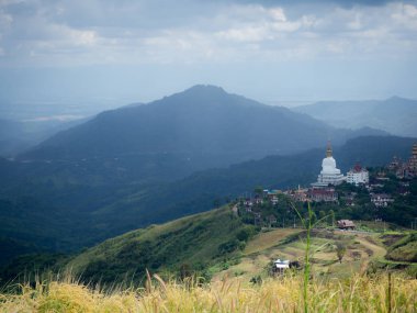 Dağ ve bulutlu gökyüzü arka plan, peyzaj