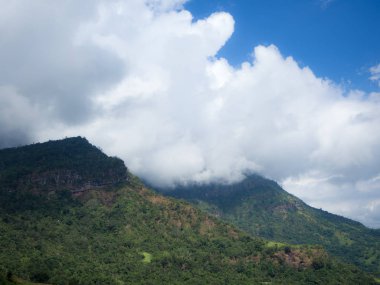 Dağ ve bulutlu gökyüzü arka plan, peyzaj