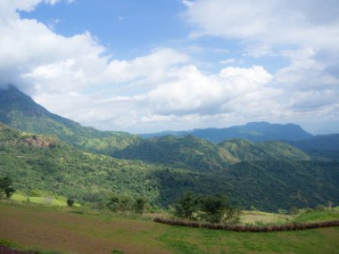 Dağ ve bulutlu gökyüzü arka plan, peyzaj
