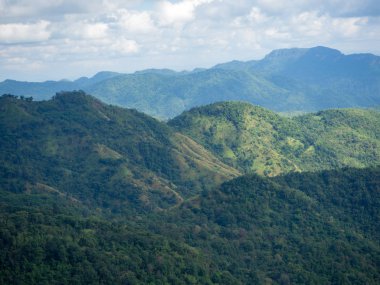 Dağ ve bulutlu gökyüzü arka plan, peyzaj