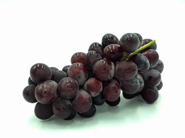Rode druif op geïsoleerde witte achtergrond — Stockfoto