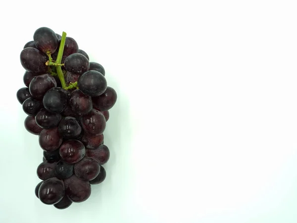 Uva roja sobre fondo blanco aislado — Foto de Stock