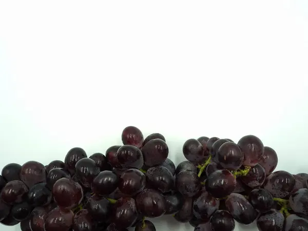 Uva roja sobre fondo blanco aislado — Foto de Stock