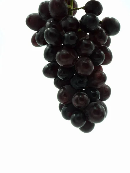 Красный виноград на изолированном белом фоне — стоковое фото