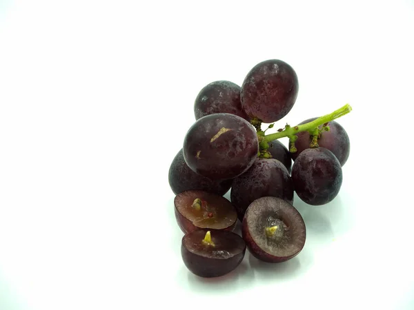 İzole beyaz arka planda kırmızı üzüm — Stok fotoğraf