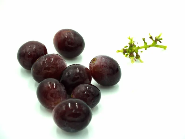 Uva roja sobre fondo blanco aislado — Foto de Stock