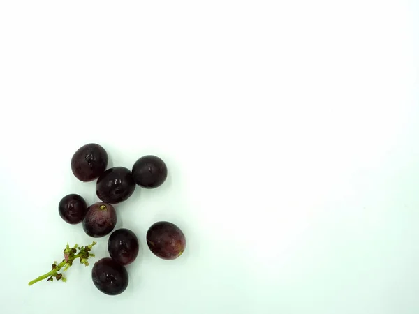 İzole beyaz arka planda kırmızı üzüm — Stok fotoğraf