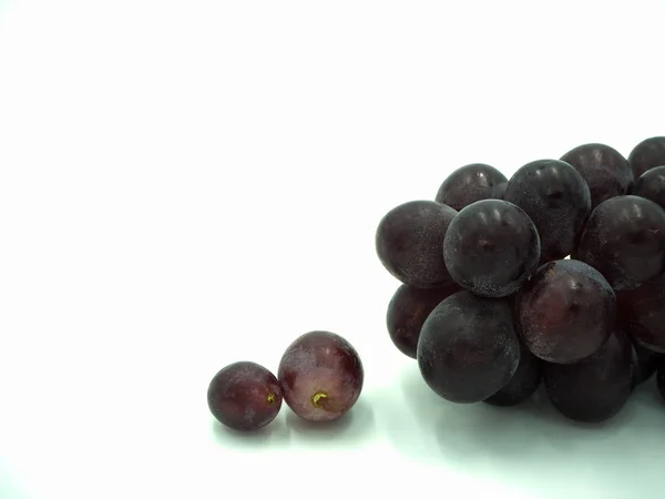 Raisin rouge sur fond blanc isolé — Photo