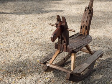 Park ahşap sallanan sandalye