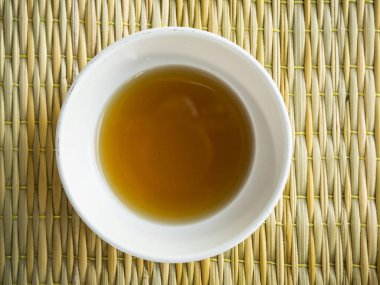 Kahverengi mat beyaz Kupası'nda balık sosu