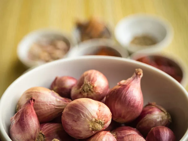 Closeup sjalotten in de witte cup, curry grondstof achtergrondgeluid — Stockfoto