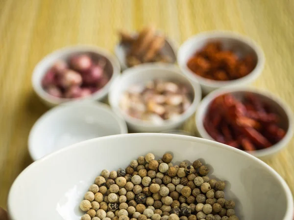 Nahaufnahme Pfeffer in der weißen Tasse, Curry Rohstoff Hintergrund — Stockfoto