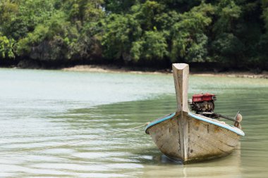 uzun tekne ve tropikal plaj