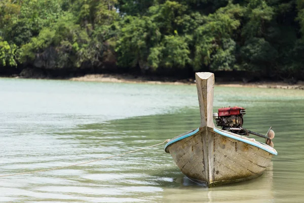 uzun tekne ve tropikal plaj
