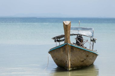 uzun tekne ve tropikal plaj