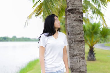 Parktaki güzel Asyalı kız