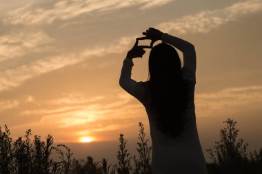 Genç bir Asyalı kadın silüeti