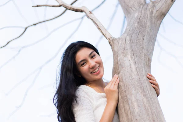 Mujer asiática y un árbol desnudo —  Fotos de Stock