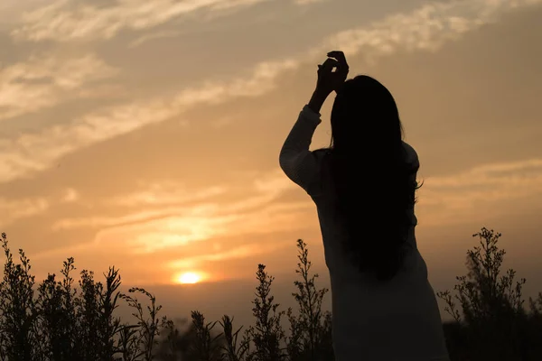 Silhouette einer jungen asiatischen Frau — Stockfoto