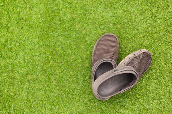 Hnědé sandály na zelené trávě — Stock fotografie
