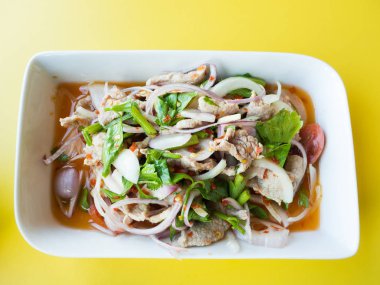 Baharatlı domuz eti salatası karışık sebze ile