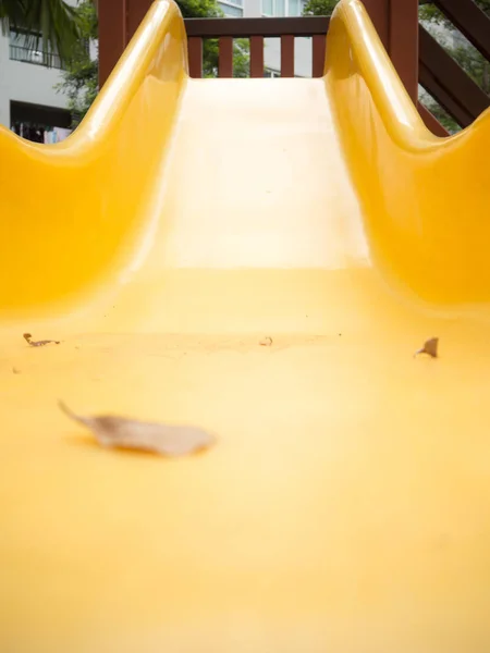 子供遊び場、黄色青いスライダー — ストック写真