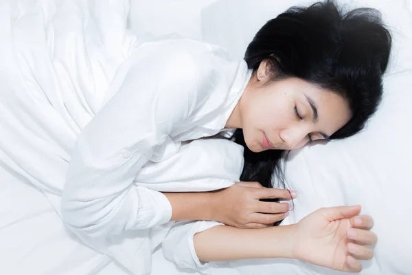 Жінки сплять і посміхаються на ліжку вранці — стокове фото