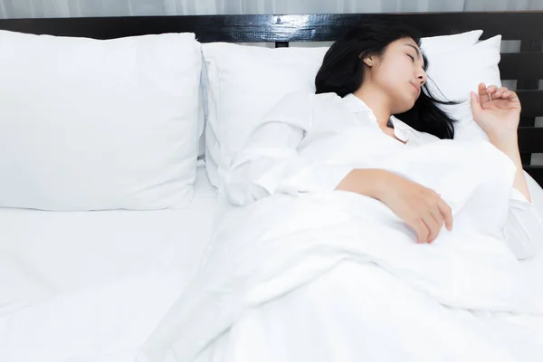 Жінки сплять і посміхаються на ліжку вранці — стокове фото